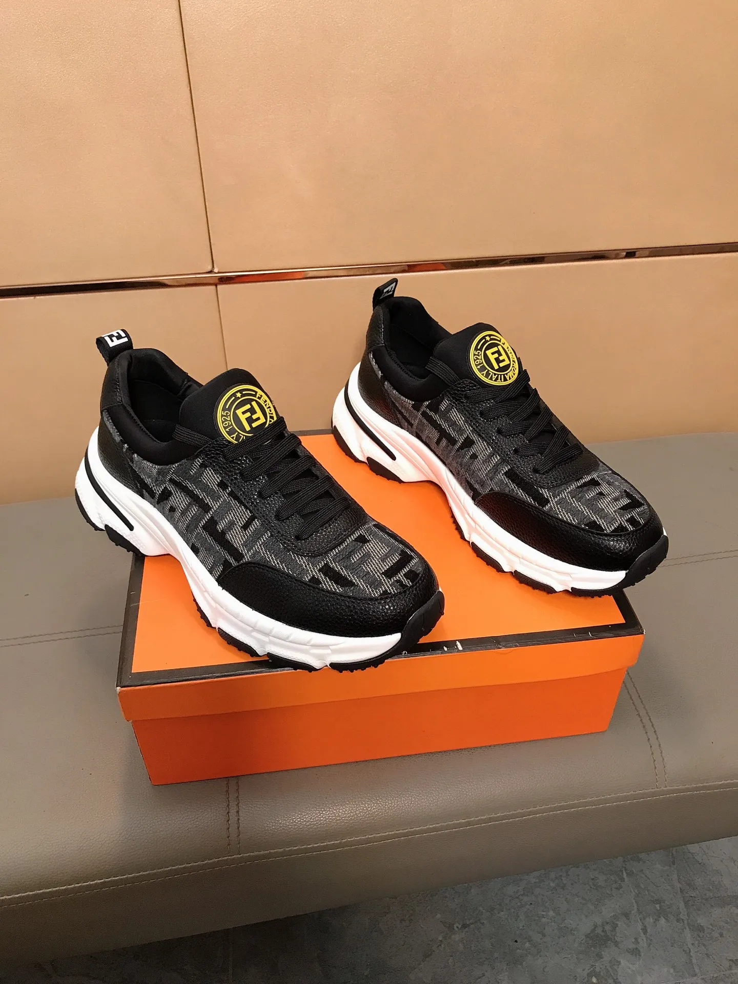 Factory price 442 💥💥🔺🔺FENDI [Fendi] Men’s new casual shoes are a hit! , that kind of calm connotation️elegant taste is indescribable to start the journey of fashionable shoes💍💍to cope with various occasions calmly! The momentum of the big names speaks for itself! Comfortable and comfortable on the feet! Materials: Imported printed materials, stitched with cowhide design, sheepskin feet, a fashion must-have! Code number: 38-44